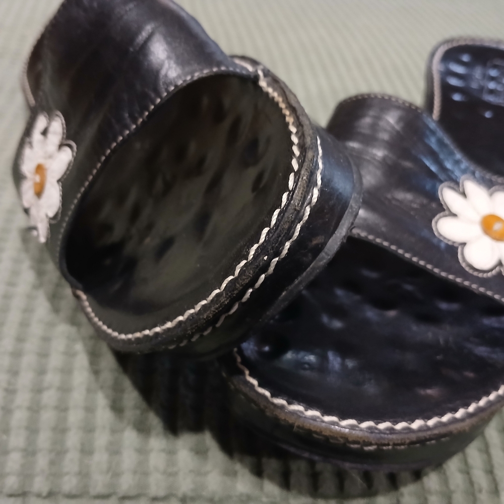 Black Sandals with Red and White Floral Design - Picture 11 of 12